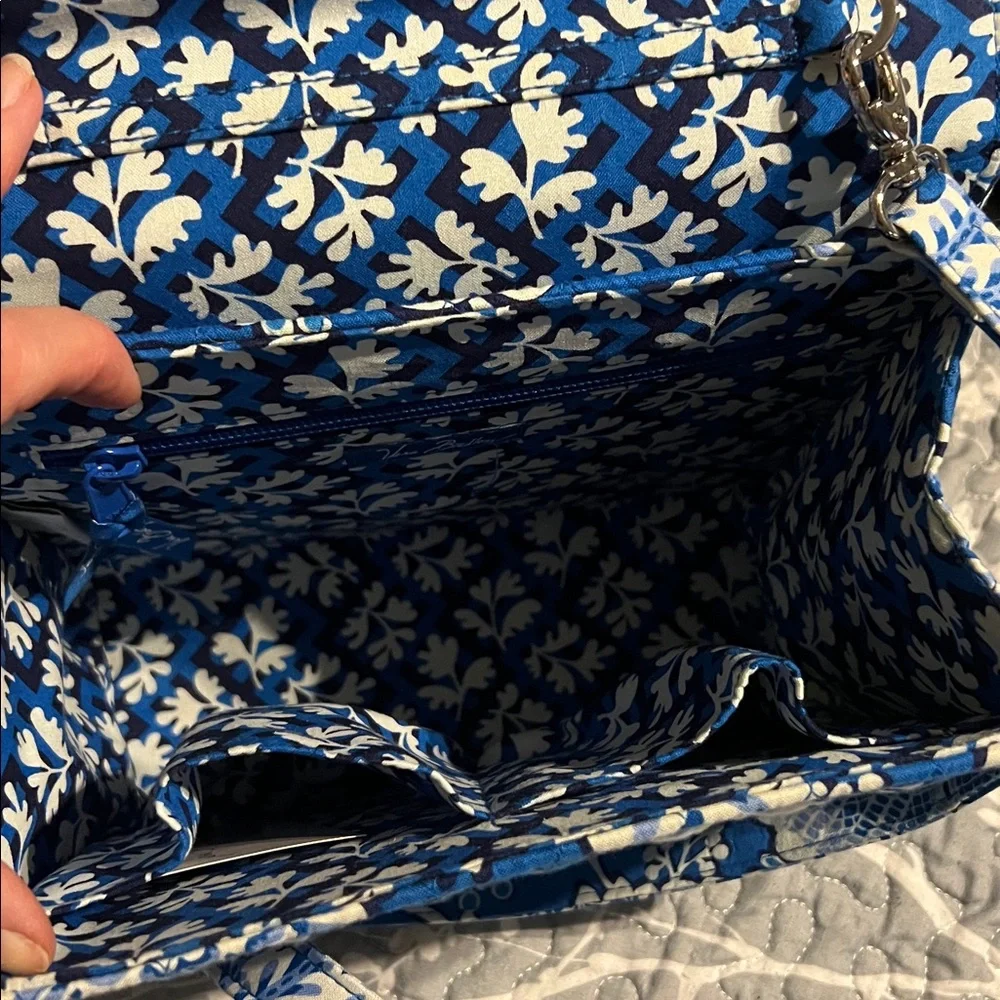 NWOT Vera Bradley bag. Structured bag!! Absolutely perfect!! This bag is so cute - Picture 5 of 5